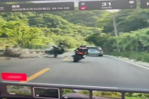 仿赛摩托车逆行与踏板摩托车相撞 事故视频引热议
