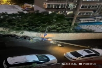 济南一电线杆倾倒砸中私家车 强对流天气所致