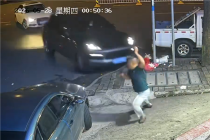 保时捷为避奥迪猛打方向盘撞向路人 惊险瞬间引发网友热议