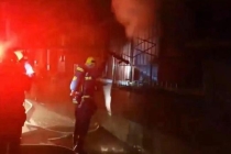 北京一老人喷枪烧蟑螂引发火灾，家中堆满杂物严重阻碍救援 杂物堆积成“易燃仓库”