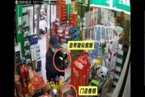 店主识破老人“偷换香烟”骗局 警惕调包惯犯