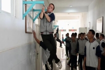 这不是健身房 这是新疆一中学走廊 课间秒变健身区