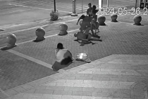 男子制止父亲当街脚踹女儿被诉 二审发回重审