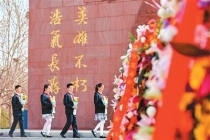 多地缅怀革命英烈 铭记历史传承精神