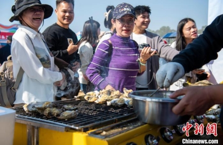 
                    2024年钦州蚝情节开幕 民众大快朵颐各色大蚝美食
               