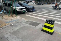 9旬阿婆摔倒众人抢着扶 温情一幕感动全城