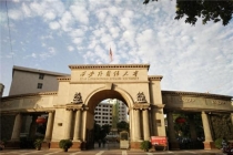 高校拒绝抽烟区设置板凳 学校坚守底线获赞