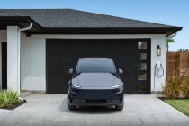 特斯拉北美 Model Y 入门版内饰升级，全黑车顶与 16 英寸大屏下放