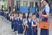 幼儿园小朋友为高三学生送祝福 童真传递力量
