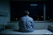 男子脑出血后夜晚幻觉 对墙说话