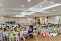 交警给小朋友送六一礼物 安全知识伴成长