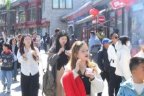 清明小长假什刹海游人如织 春日踏青乐