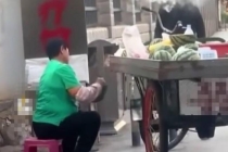 市监局调查西瓜被抹不明液体 食品安全引担忧