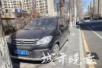 长春一辆“僵尸车”长期占道 居民生活受影响
