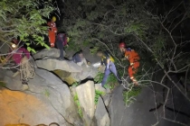 北京雨后，一60多岁老人与老伴爬野山，打滑失足坠下6米高悬崖！提醒市民警惕野山风险