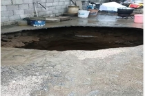 柳州一村民院内现直径约两米大坑 地震余震引发塌陷
