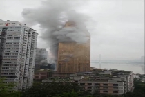 重庆“黄金双塔”被浓烟笼罩 酒店洗衣房冒烟无伤亡