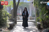 这届年轻人开始给不塌房的真顶流上坟了！山西一女生3天在洛阳扫25个墓