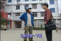 被追车记者20年后和张雪重逢抱着哭 梦想与坚持的见证