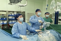 2次飞武汉就医英国男子发声 中国医生太棒了！