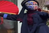 9岁男孩在家表演川剧变脸 网友直呼：太厉害了！