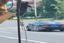 交警回应街头现黑色喷涂110轿车 非制式警车引关注