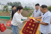 老人连人带车落水 众人10分钟救回2人 生死救援暖人心