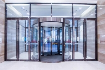 酒店员工提醒小孩别玩旋转门家长报警 善意提醒反遭投诉