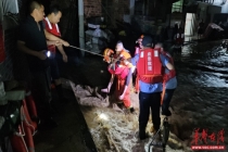 强降雨引发洪涝 消防深夜转移22人 紧急救援保平安