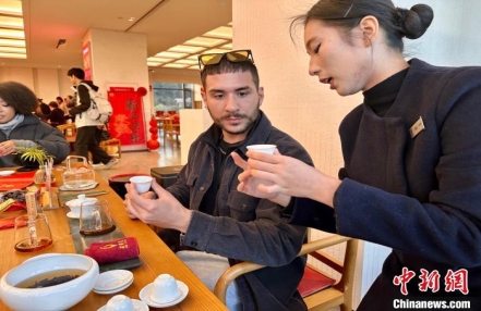 世界青年沉浸式体验武夷茶文化
世界青年沉浸式体验武夷茶文化