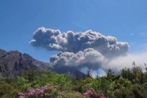 日本樱岛火山喷发火山灰笼罩市中心 生活常态再上演