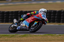 张雪机车禁止新手买车 称希望少死人 安全考量引发热议