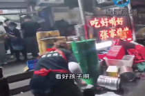 风雨中店主与食客的双向奔赴