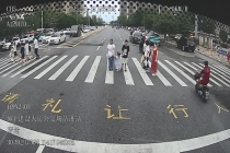 车辆斑马线前让行人 小朋友磕头致谢 文明礼让暖人心