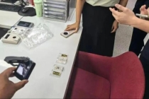 保洁员在垃圾桶捡到两根金条 价值超20万