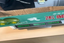 网友称买水果在箱纸板内发现水泥 增重行为引争议
