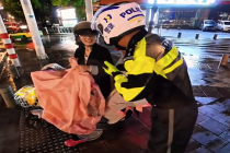 雨中巡逻遇母女交警暖心送雨衣 网友：太贴心了