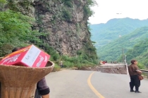 戴金耳环女干部走山路运物资 救灾一线的坚守身影