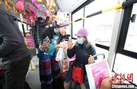 
                    “桂味”十足 广西文旅定制主题公交车亮相哈尔滨
               