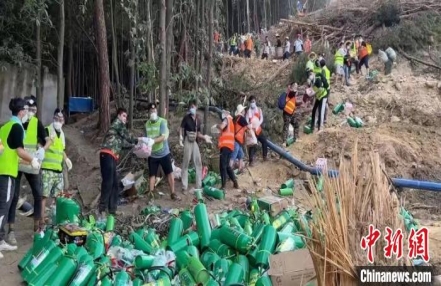 重庆山火中,志愿力量成逆行的点点星光
重庆山火中,志愿力量成逆行的点点星光