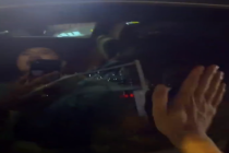 网约车司机昏迷 众人破窗施救