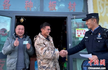 
                    西藏阿里：送证上门暖人心 便民利民显真情
               