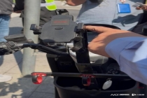 外卖小哥电摩没挂牌照被查扣 非法改装与未悬挂号牌齐抓