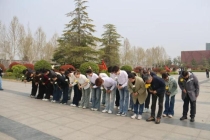 国防教育课堂开在烈士陵园 缅怀先烈铸国防