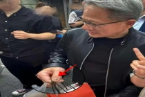 黄仁勋疑似得了灰指甲引热议 AI健康助手给出分析结果