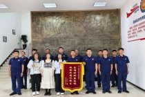 3人被困峭壁 消防员架“天梯”救人 锦旗见证鱼水情深