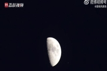 游客在新疆胡杨林邂逅中国空间站 定格太空美景