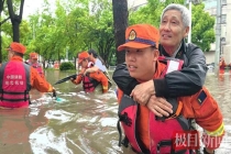 9名消防员用人力搭起“生命桥” 齐心“托举”暖人心