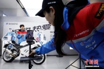 张雪820型摩托车发货 夺冠同款热销中