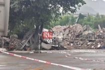 柳州地震震中有三层民居门户悬空 房屋受损严重待拆